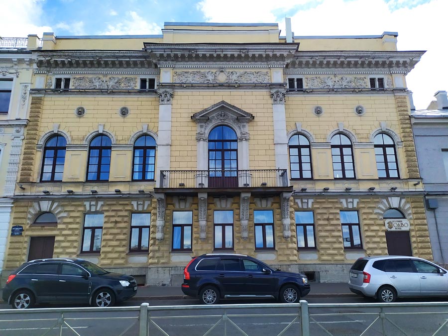 Отель Особняк Молво расположен в центре Санкт-Петербурга и занимает 2 этажа здания Вид на Особняк Молво с набережной